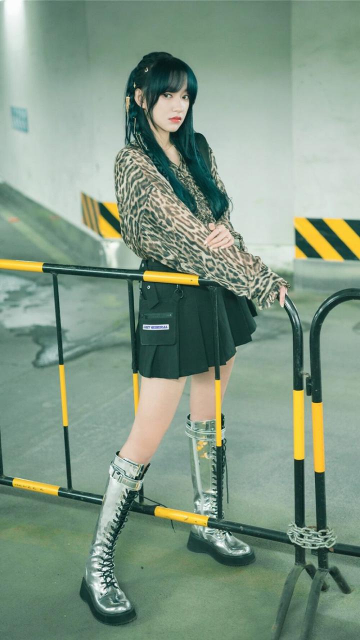 程潇小姐姐穿豹纹超短裙长腿辣妹街拍图片 街拍 第1张