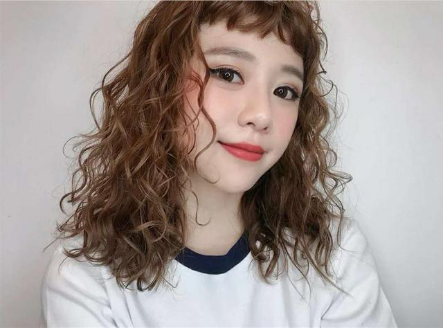女生羊毛卷发型图片 适合什么发型和脸型 健康 第8张