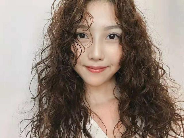 女生羊毛卷发型图片 适合什么发型和脸型 健康 第11张