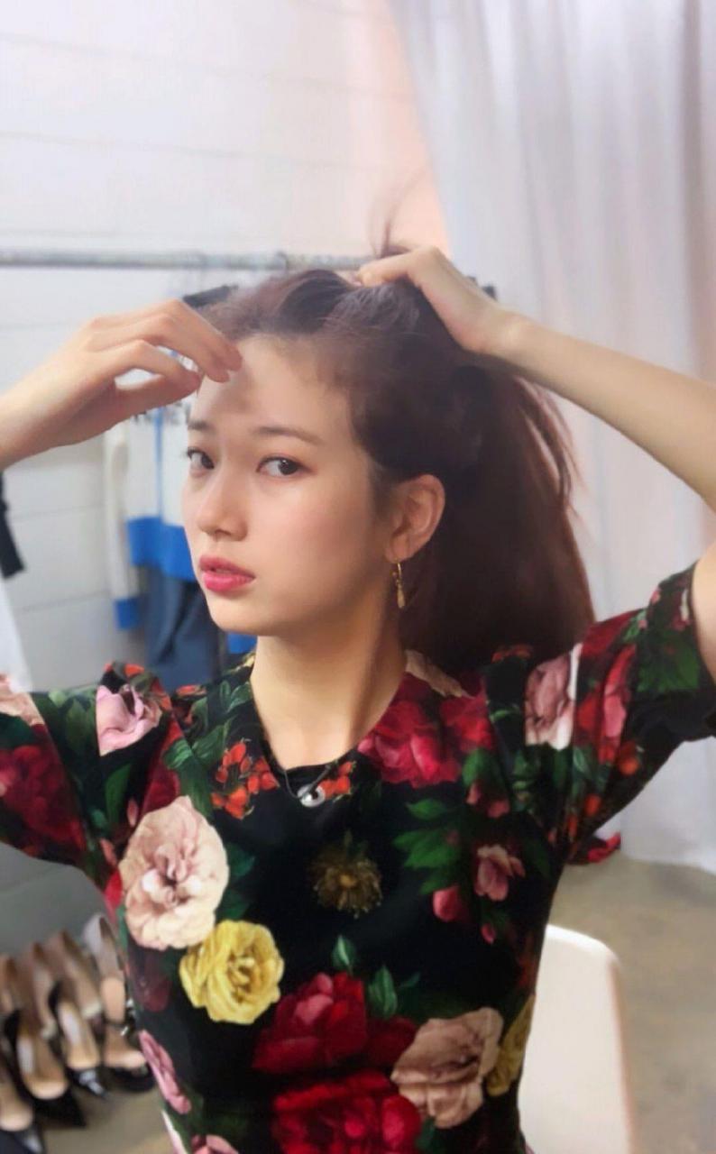 裴秀智尝试红发换风格，穿奶奶风玫瑰花连衣裙更显成熟 时尚 第1张
