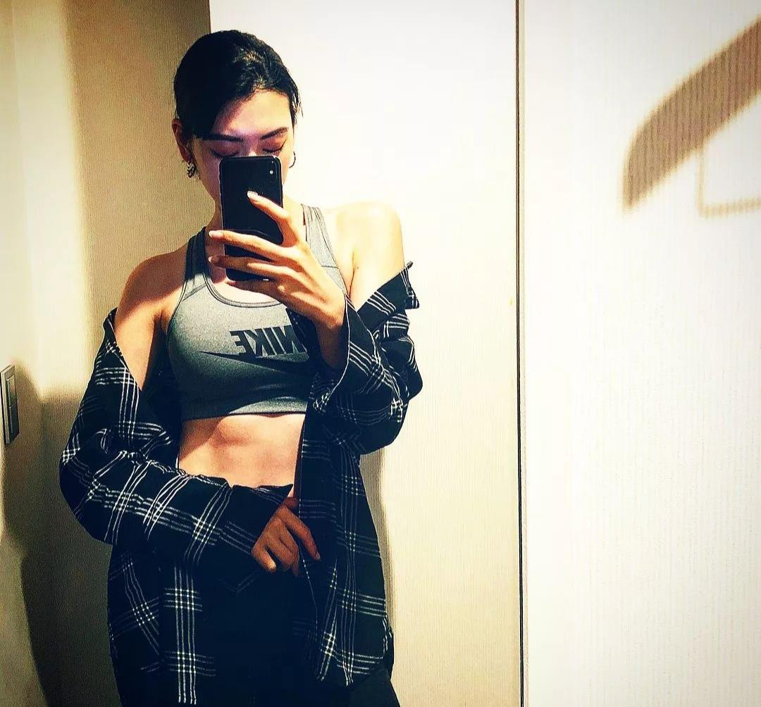 日本模特三吉彩花，85cm细腿引人注目，宅男们的最爱！ 时尚 第5张