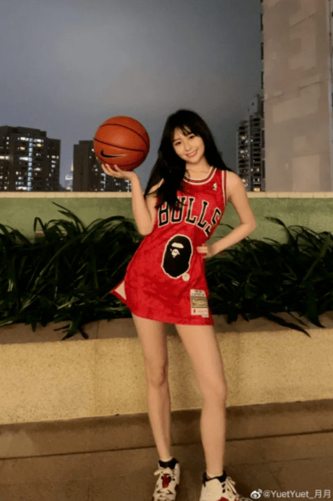 看到邱淑贞女儿穿旗袍，是疯狂心动的 时尚 第3张