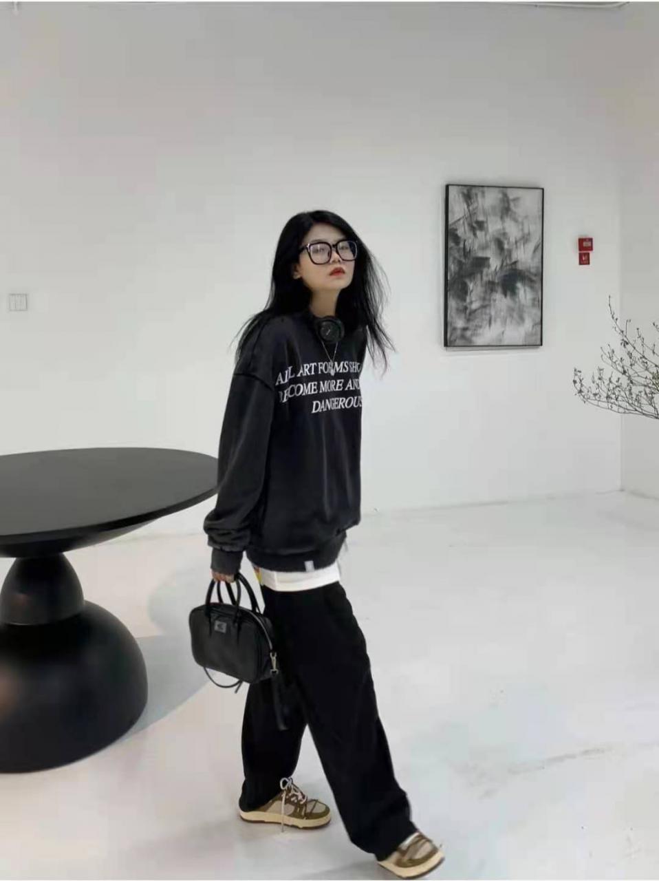 黑色卫衣搭配什么裤子和鞋子好看 穿搭 第1张