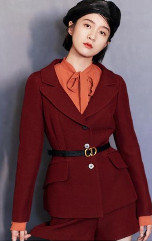 什么套装衣服女孩穿起来显得好看？ 穿搭 第1张