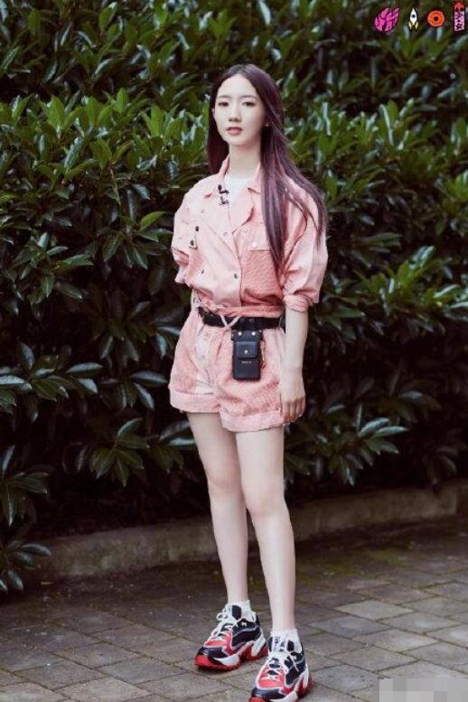 什么套装衣服女孩穿起来显得好看？ 穿搭 第2张