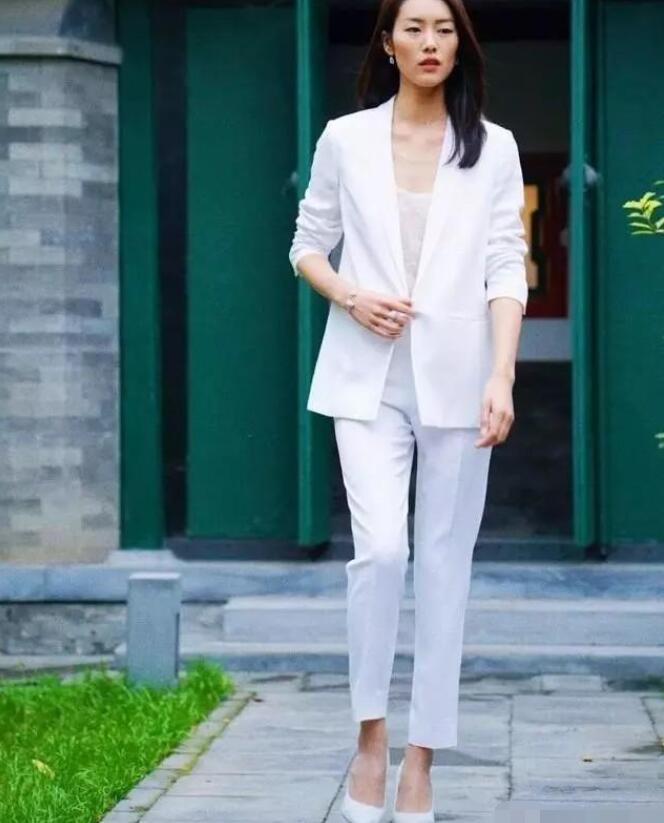 女款白色西装裤配什么鞋子合适？ 穿搭 第5张