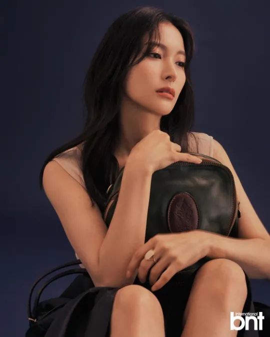 韩国女星朴奎利时尚杂志超美写真！精致优雅 明星搭配 第1张