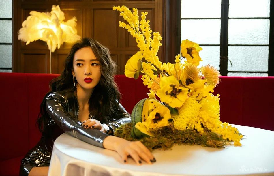 童瑶穿高开叉长裙美腿吸睛！魔鬼身材越发性感 时尚 第2张