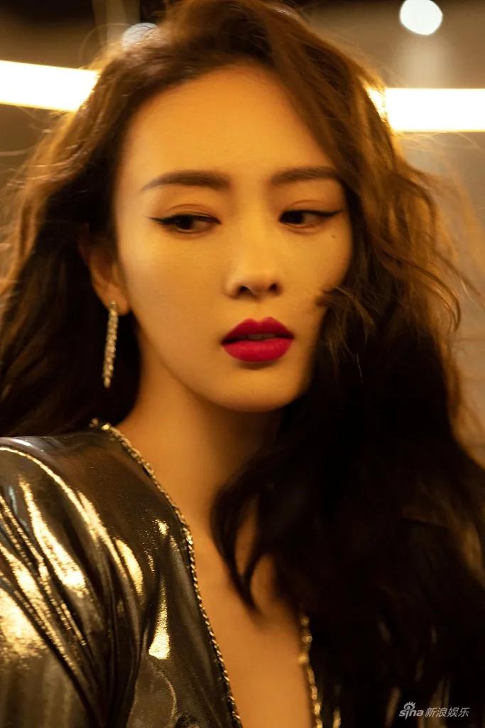 童瑶穿高开叉长裙美腿吸睛！魔鬼身材越发性感 时尚 第5张