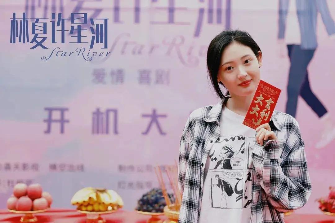 换妆如同换脸，这位新人小花马尾一扎直接就是直男斩 时尚 第10张
