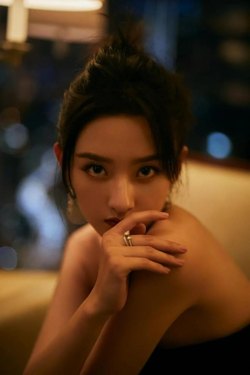 宋祖儿穿黑色抹胸长裙性感妩媚，魅力十足！ 时尚 第4张