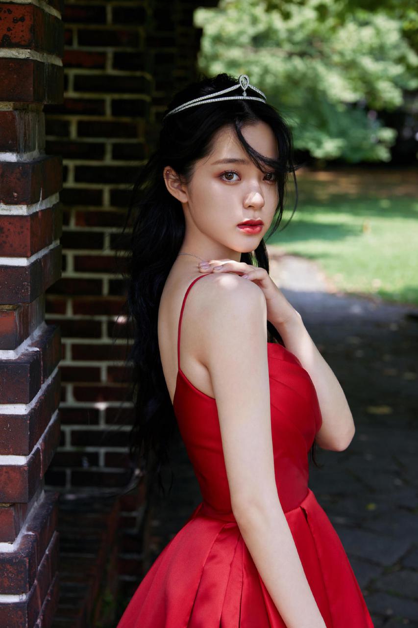 欧阳娜娜戴精致皇冠穿红色礼服，彰显公主般的视觉盛宴 时尚 第2张