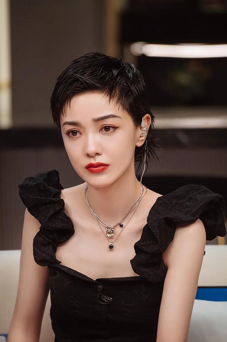 郭采洁穿吊带黑衣美艳动人！潸然泪下太惊艳 时尚 第1张