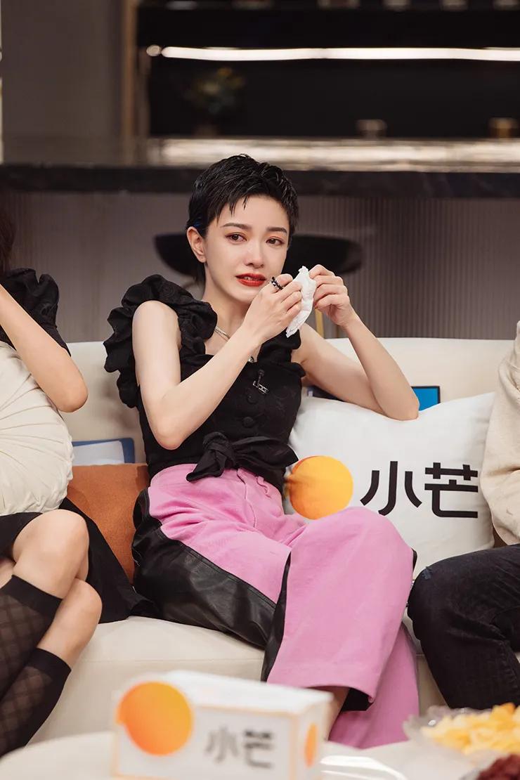 郭采洁穿吊带黑衣美艳动人！潸然泪下太惊艳 时尚 第3张