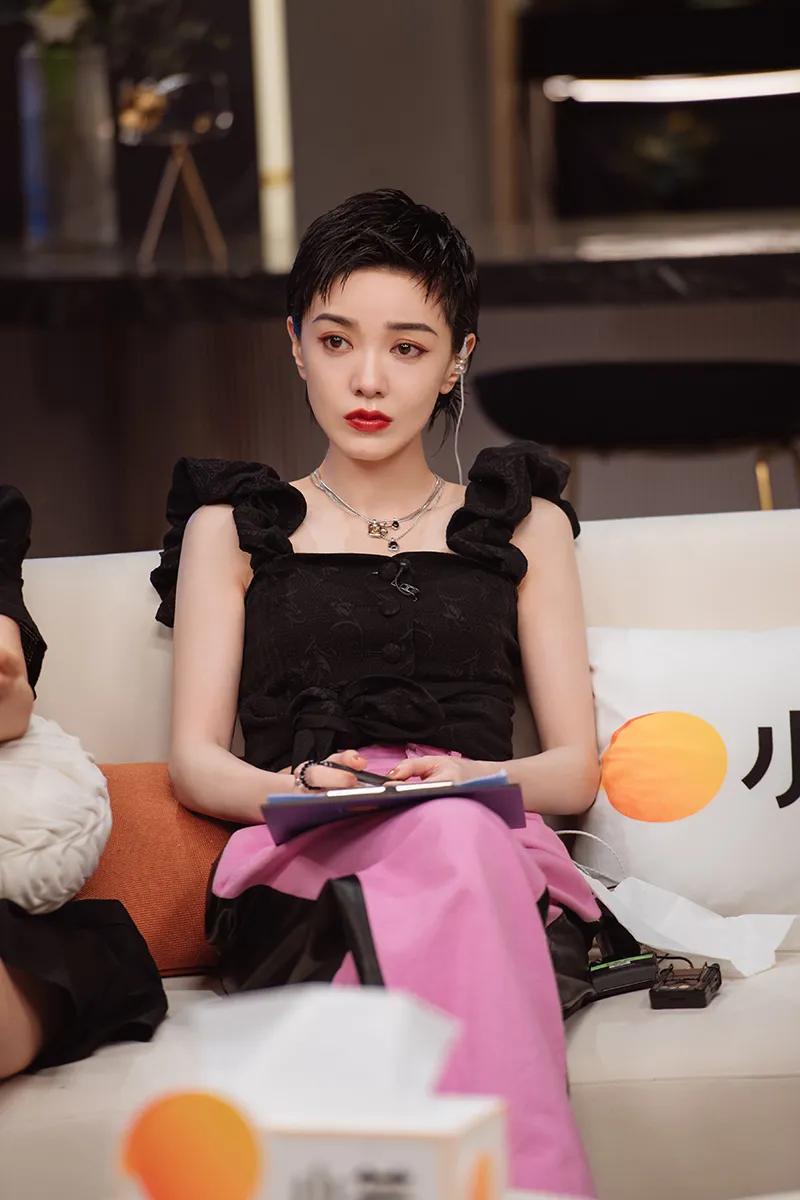 郭采洁穿吊带黑衣美艳动人！潸然泪下太惊艳 时尚 第2张