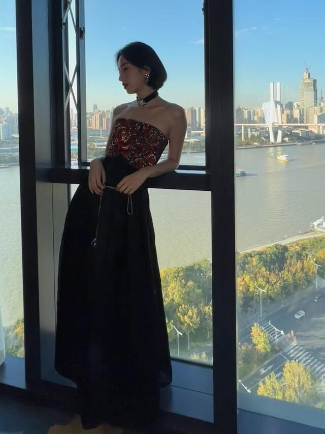 周雨彤抹胸裙穿出好身材比例，“上短下长”穿法永不过时 时尚 第5张