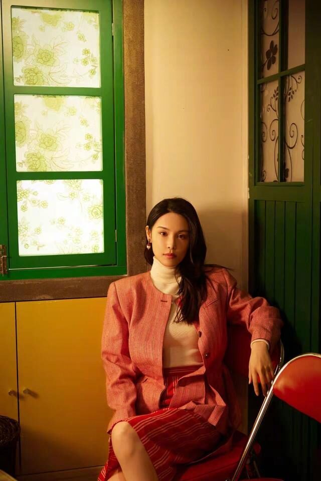韩丹桐穿妈妈的衣服拍生日写真，80年代复古即视感 时尚 第1张