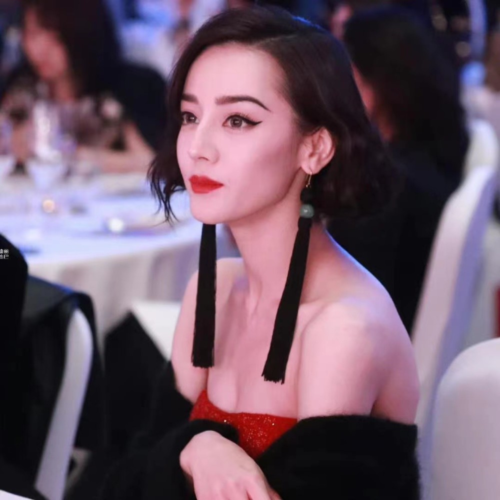 热巴红毯秀短发造型显老，美感全靠身材撑 时尚 第3张