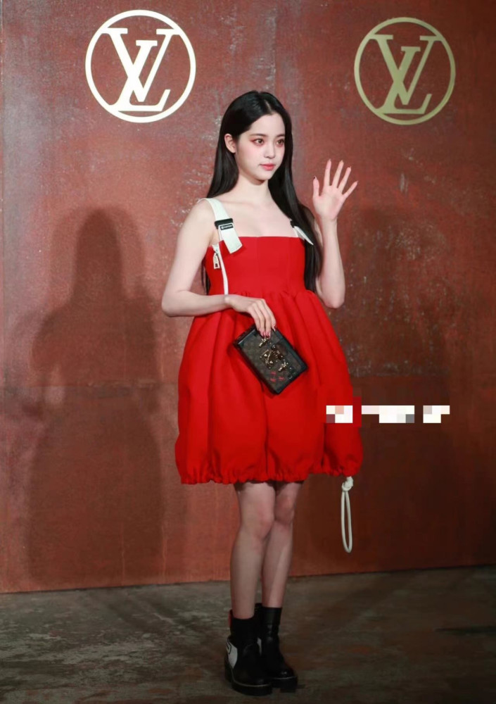 欧阳娜娜亮相LV秀，红裙造型走“甜欲风”性感又甜美 时尚 第5张