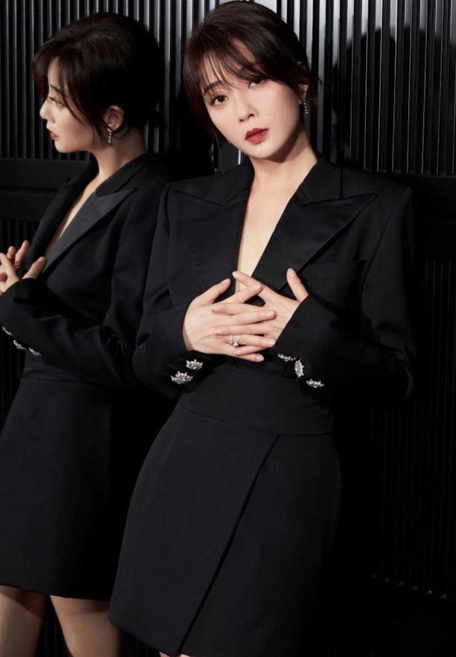 殷桃人美身材好，真空穿黑色西装裙性感迷人 时尚 第1张