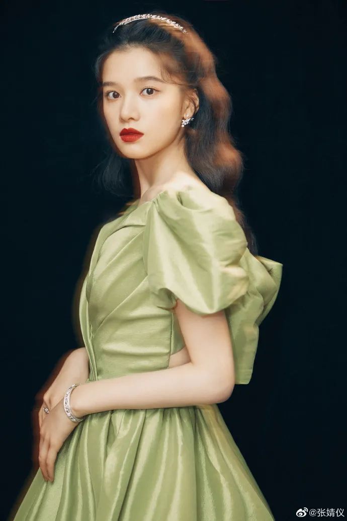 张婧怡穿绿色深V公主裙超美艳！温婉优雅美得让人心动 时尚 第4张