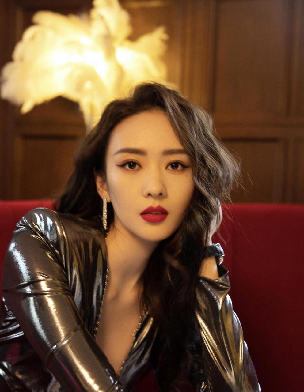 童瑶称自己是“行走的锡纸”，今天这穿的高开叉锡纸礼服美翻了 时尚 第2张