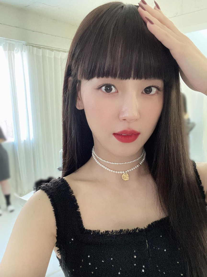 以厚实齐刘海出演“最美吸血鬼”，姜汉娜新剧《吸血姐妹》中的造型令人惊艳 健康 第1张