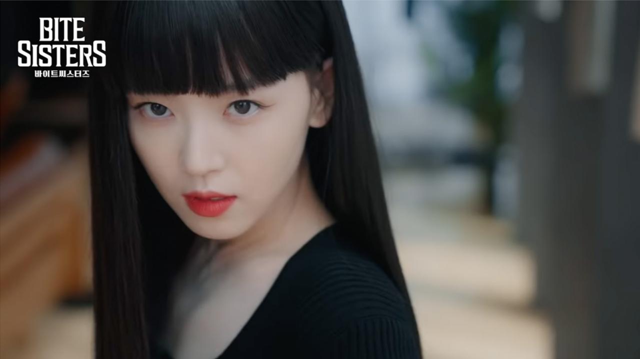 以厚实齐刘海出演“最美吸血鬼”，姜汉娜新剧《吸血姐妹》中的造型令人惊艳 健康 第2张