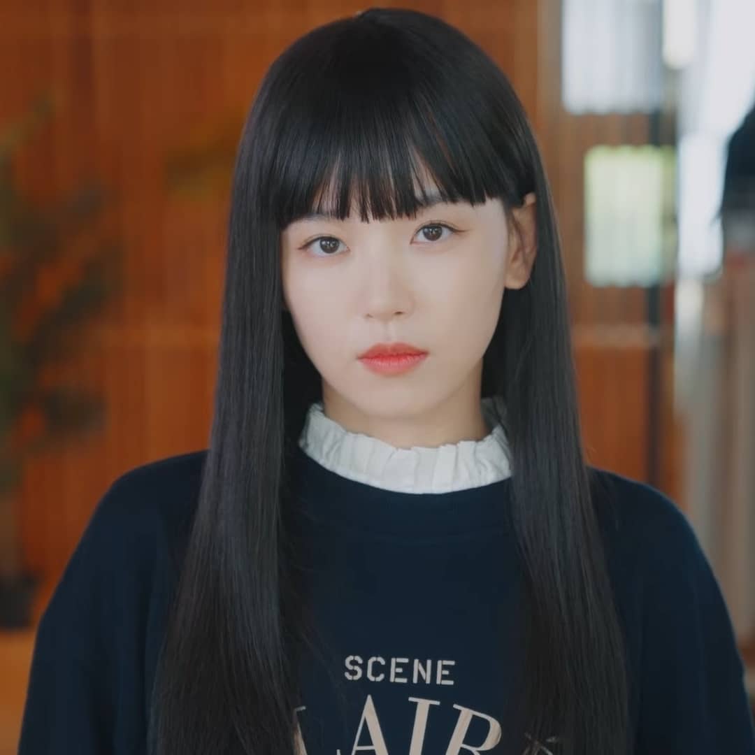 以厚实齐刘海出演“最美吸血鬼”，姜汉娜新剧《吸血姐妹》中的造型令人惊艳 健康 第3张