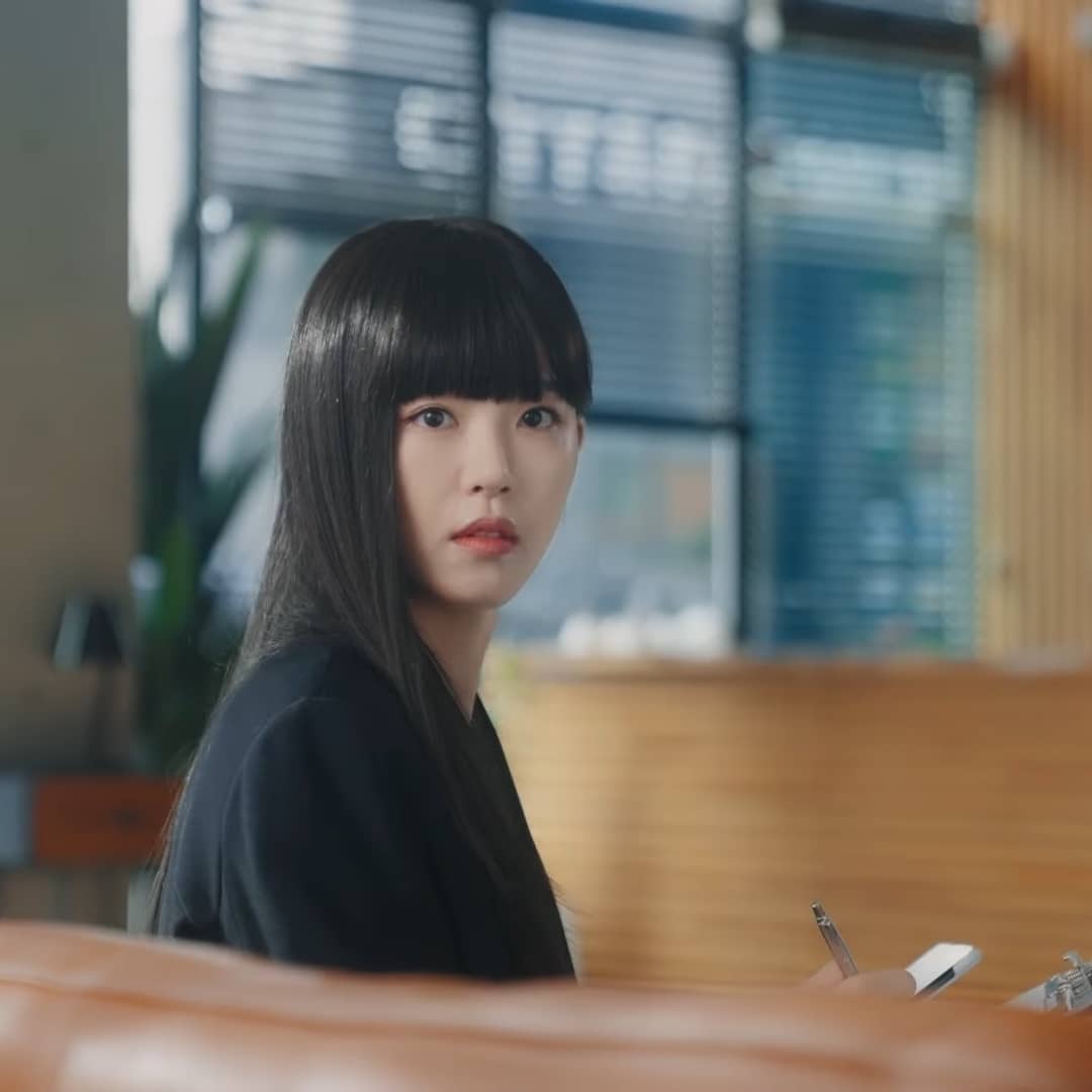 以厚实齐刘海出演“最美吸血鬼”，姜汉娜新剧《吸血姐妹》中的造型令人惊艳 健康 第4张