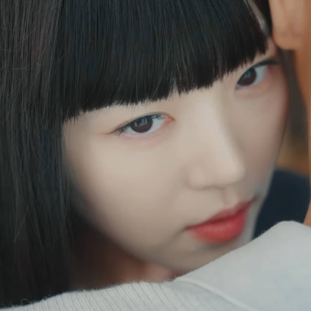 以厚实齐刘海出演“最美吸血鬼”，姜汉娜新剧《吸血姐妹》中的造型令人惊艳 健康 第5张