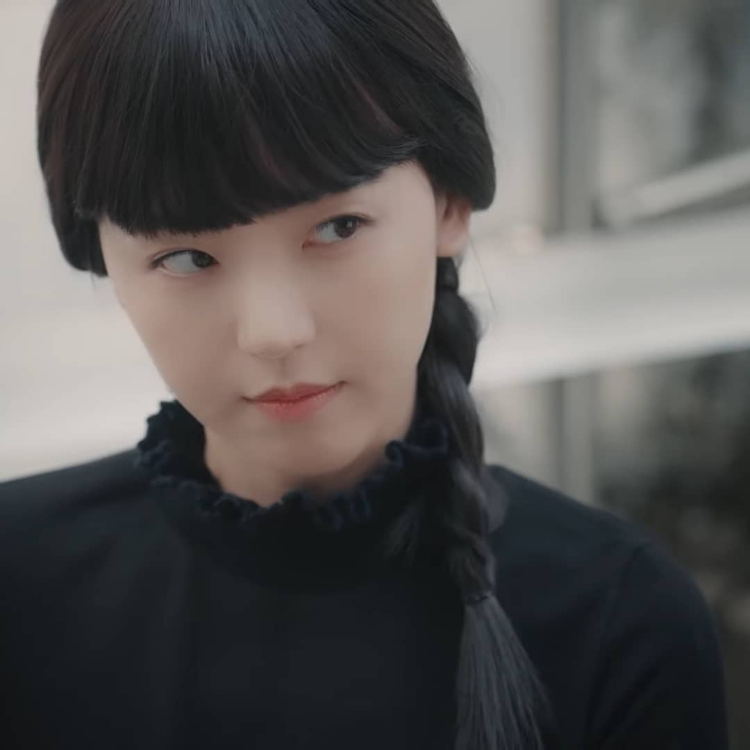 以厚实齐刘海出演“最美吸血鬼”，姜汉娜新剧《吸血姐妹》中的造型令人惊艳 健康 第7张