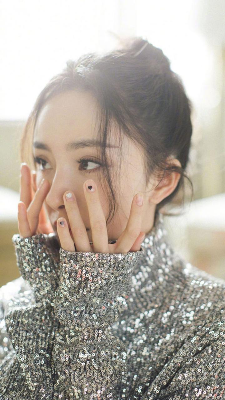 杨幂丸子头少女风格亮片上衣清新活力图片写真 时尚 第1张