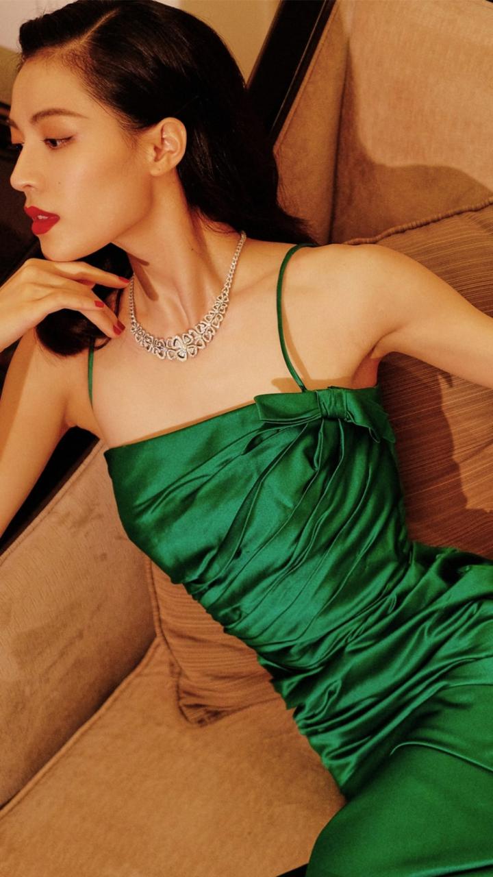 长腿女神钟楚曦红绿经典搭配复古迷人写真大片 时尚 第1张