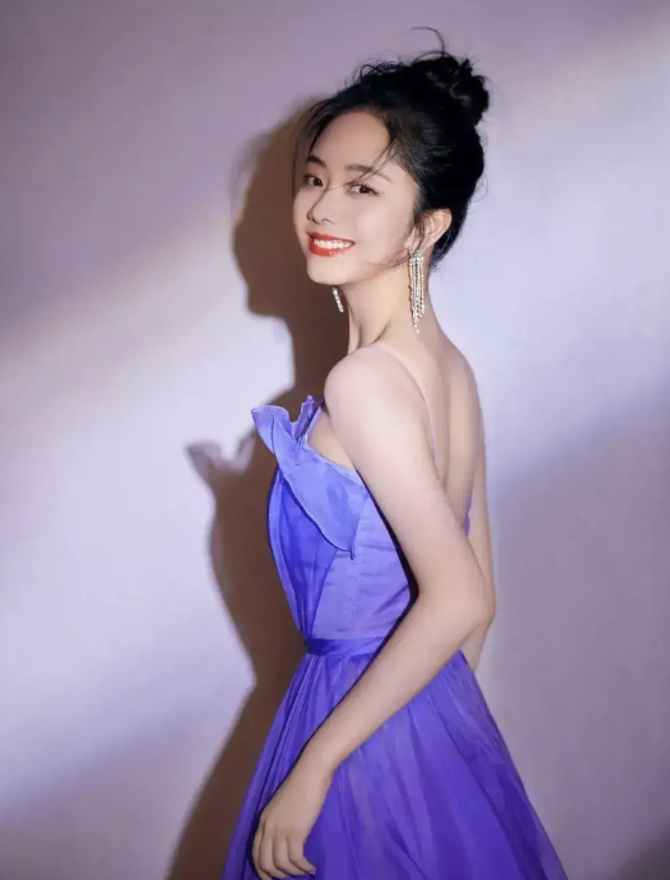 谭松韵穿黑色紧身裙妩媚动人，戴金属项链霸气十足 时尚 第8张