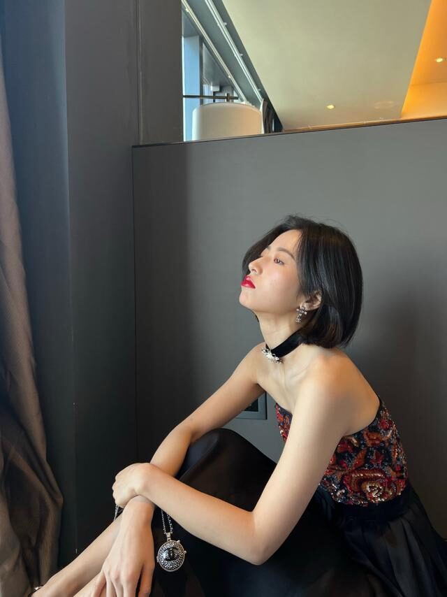 周雨彤抹胸裙穿出好身材比例，“上短下长”穿法永不过时 时尚 第3张