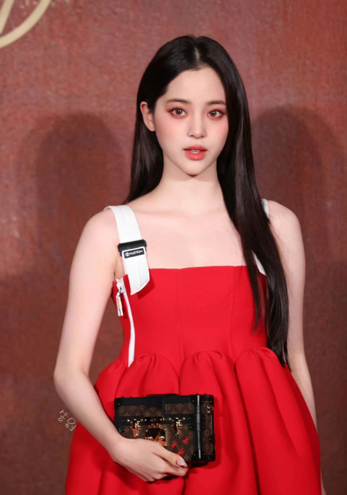 欧阳娜娜亮相LV秀，红裙造型走“甜欲风”性感又甜美 时尚 第3张