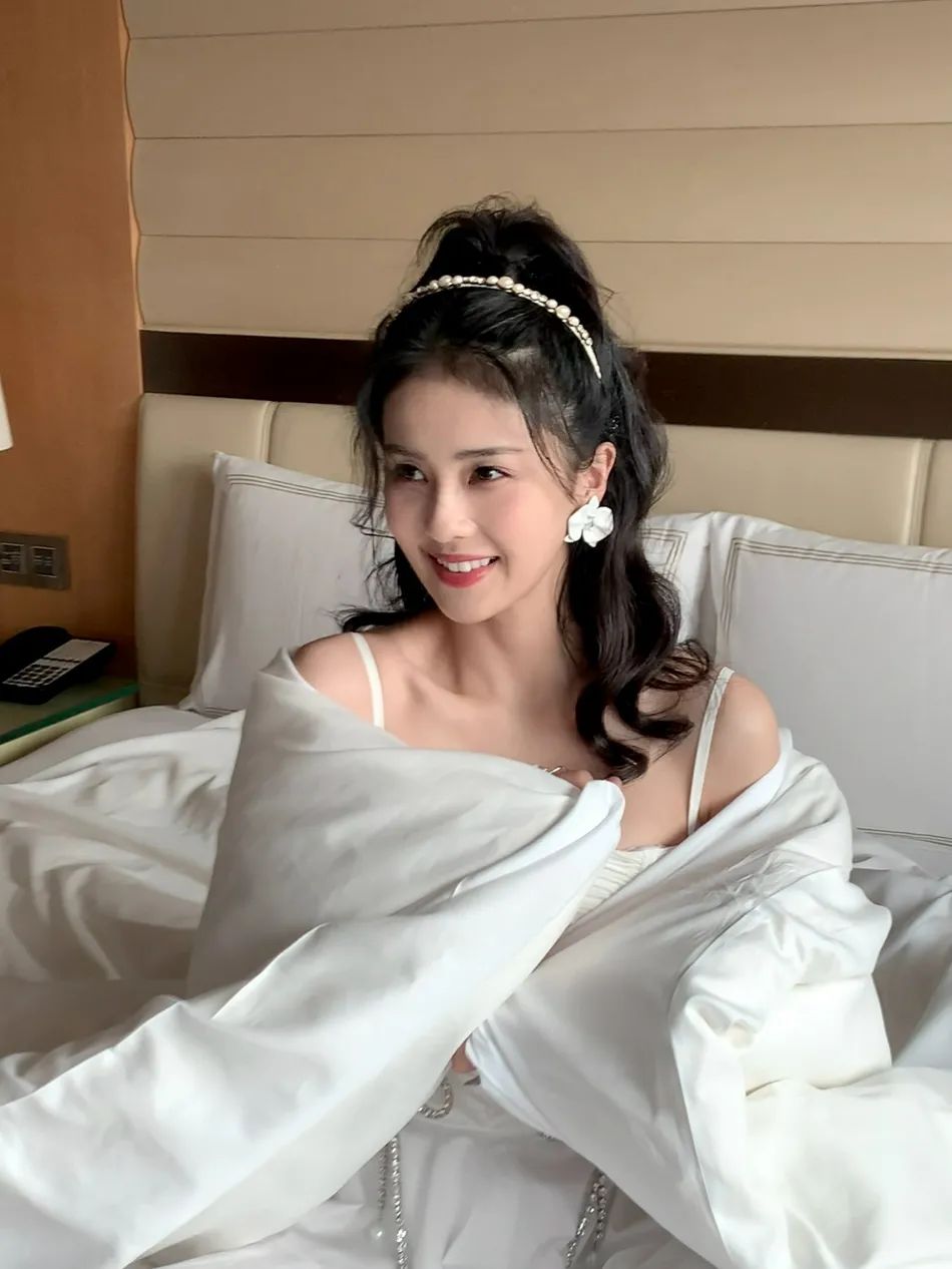白鹿穿白色蓬蓬裙超甜美！肤白貌美性感可人 时尚 第5张