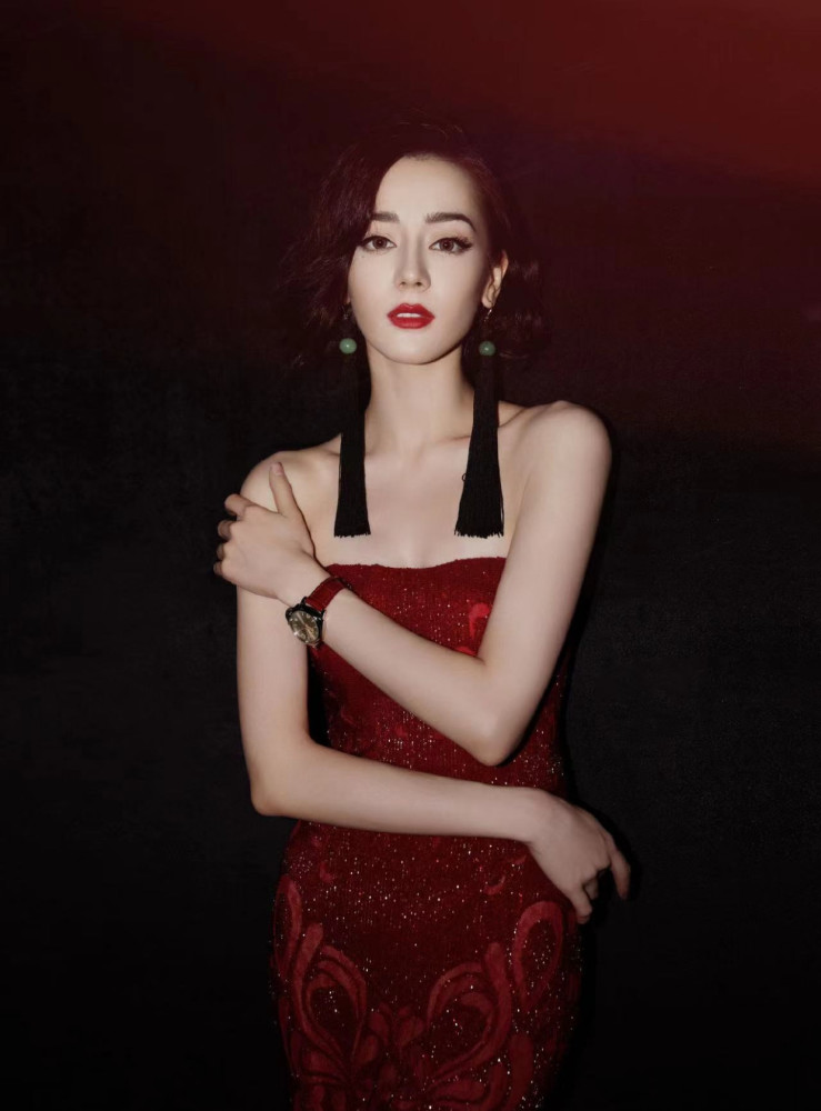 热巴红毯秀短发造型显老，美感全靠身材撑 时尚 第5张
