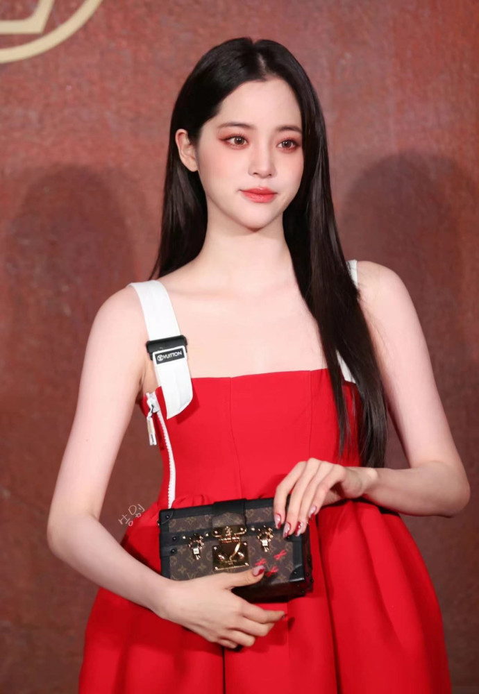 欧阳娜娜亮相LV秀，红裙造型走“甜欲风”性感又甜美 时尚 第2张