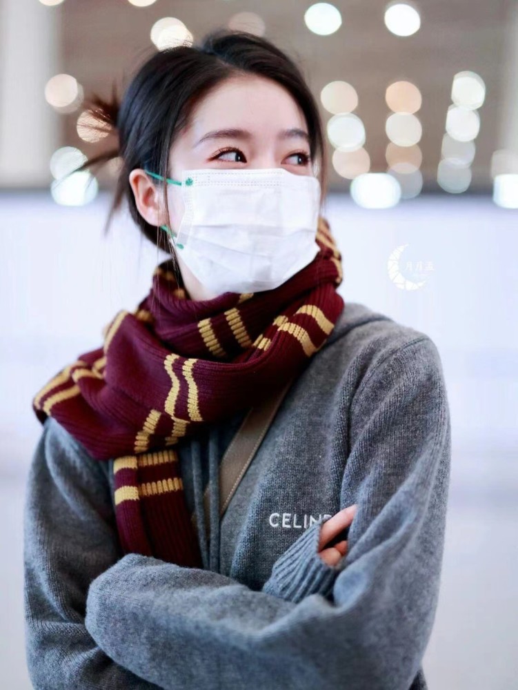 张雪迎机场街拍，穿7200卫衣配“麻袋裙”穿出了阿姨既视感 街拍 第2张