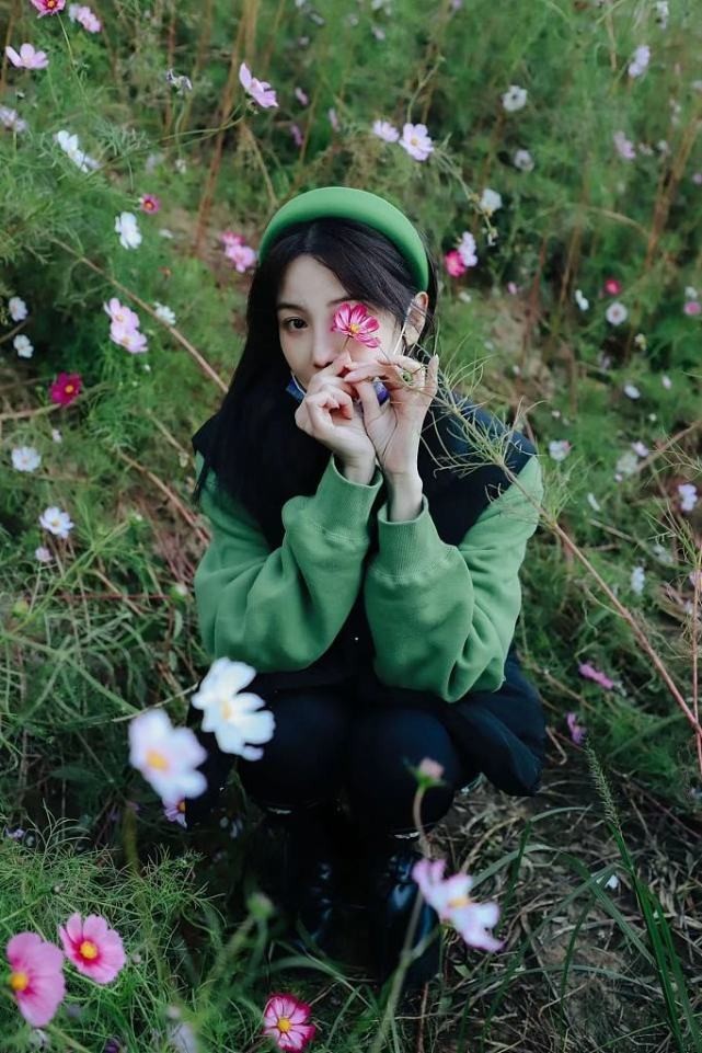 陈小纭在“花草间”叠穿绿色卫衣拍写真，大长腿吸睛力十足 时尚 第3张