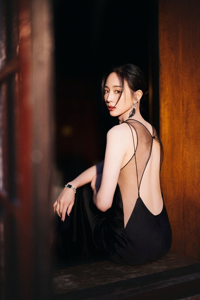 张钧甯穿“露背”黑裙装，性感迷人美丽依旧 时尚 第2张