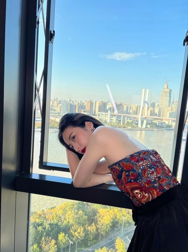 周雨彤抹胸裙穿出好身材比例，“上短下长”穿法永不过时 时尚 第7张