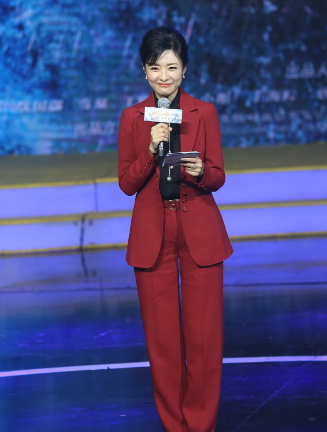 周涛穿红色西服套装知性干练，搭配黑色衬衫高级感满满 时尚 第6张