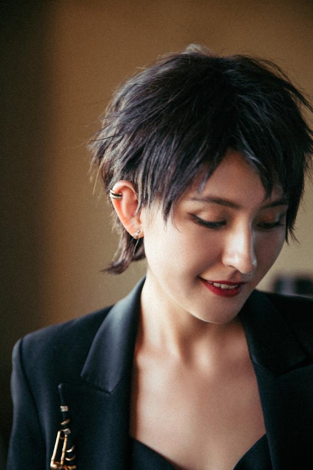 热依扎西装敞开穿露内搭，剪男生头又飒又美 时尚 第8张