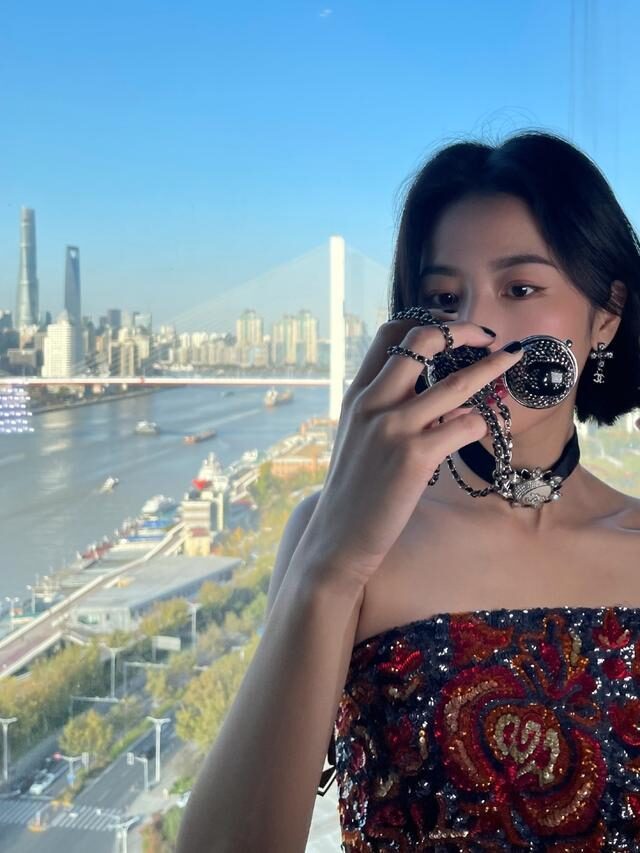 周雨彤抹胸裙穿出好身材比例，“上短下长”穿法永不过时 时尚 第1张