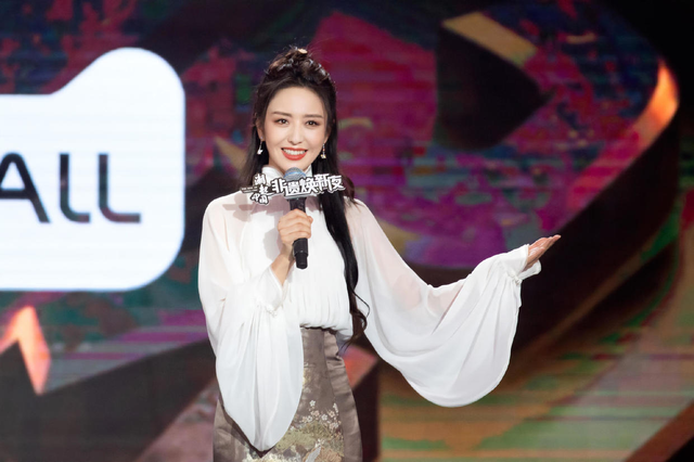 佟丽娅穿白色衬衫配国风半身裙，美得让人心动 时尚 第5张