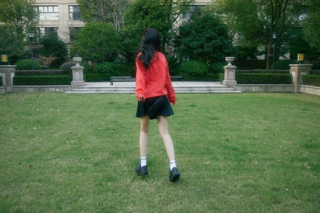 孟子义穿卫衣搭配百褶裙装扮学生妹，青春减龄少女感十足 时尚 第8张