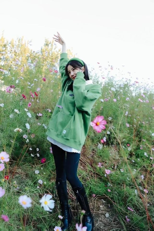 陈小纭在“花草间”叠穿绿色卫衣拍写真，大长腿吸睛力十足 时尚 第4张